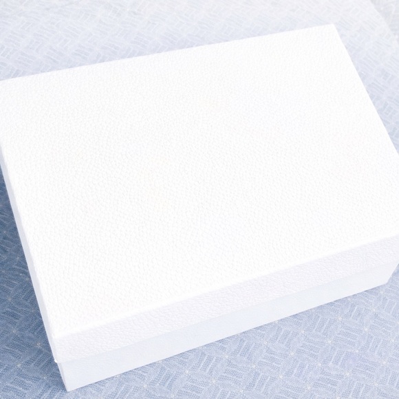 DIOR - Authentic Dior Textured Gift Box – White with Gold Logo – 12x9 - Picture 7 of 8